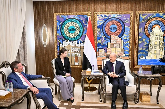 العليمي يلتقي السفير الأمريكي ويحذّر من مخاطر إجراءات الانتقالي الأحادية 