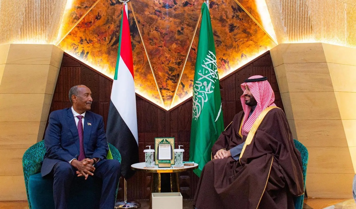 ولي عهد السعودية يلتقي البرهان ويبحثان مستجدات الأحداث في السودان وجهود تحقيق الامن والاستقرار