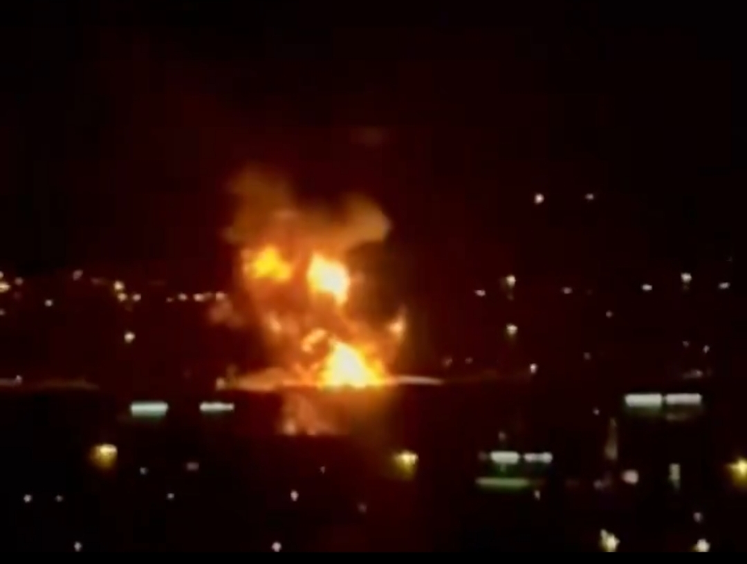 حريق هائل في مطار دبي عقب هجوم بطائرة مسيرة... والسلطات توضح - (فيديو)