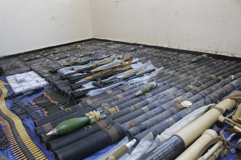 ضبط أسلحة وقذائف منهوبة من معسكر مطار الريان قبل بيعها في ساحل حضرموت