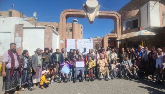 جرحى الجيش في تعز يبدؤون اعتصاماً مفتوحاً ويهددون بالتصعيد