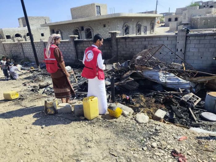 حريق يلتهم مأوى لأسرتين في المهرة ويتسبب بخسائر كبيرة في المواشي والأثاث