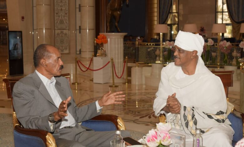 الرئيس الإريتري يحذر من مشاريع تقسيمية في اليمن ويطالب بدور سعودي فاعل 