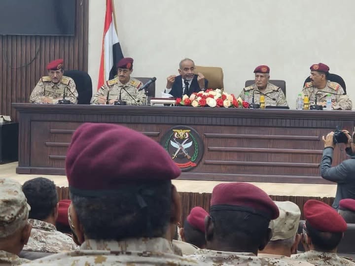 الصبيحي يبحث مع القيادات العسكرية في عدن ترتيبات دمج التشكيلات العسكرية