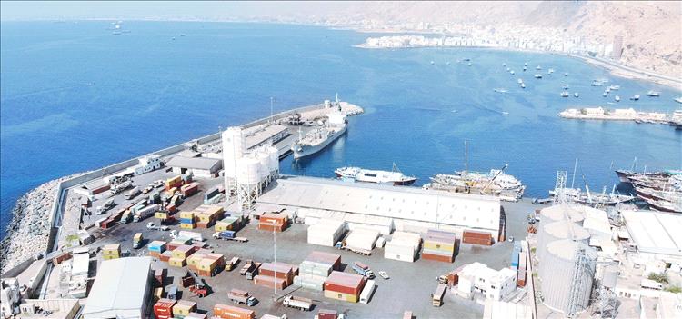 سائقو مقطورات ميناء المكلا يشكون غياب تنظيم أدوار التحميل ويطالبون بتدخل المحافظ