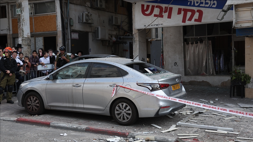 شظايا صاروخ إيراني تسقط في تل أبيب وتغلق محطة قطار حولون مؤقتًا