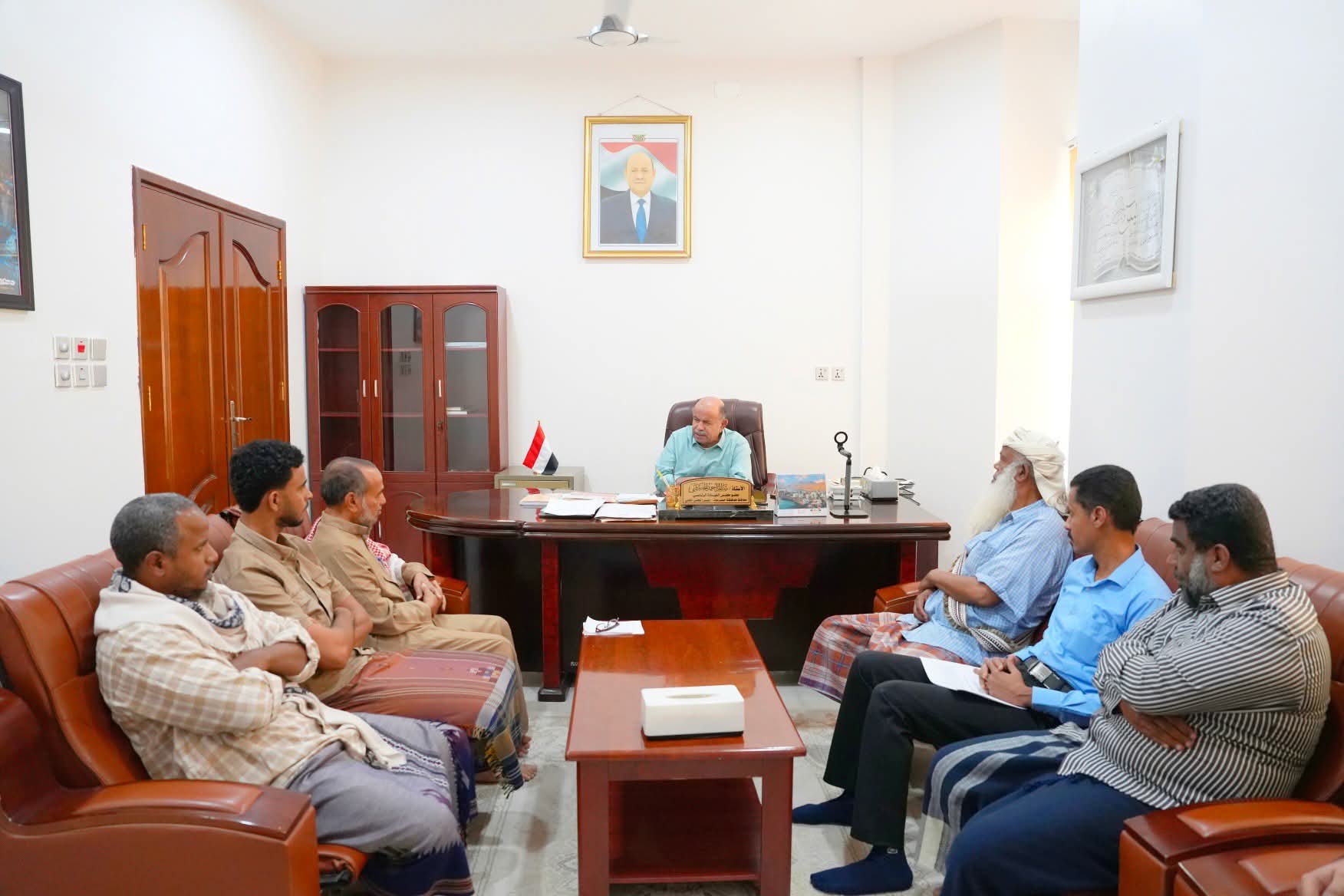 محافظ حضرموت يلتقي لجنة ضحايا السجون ويؤكد أولوية معالجة أوضاع المعتقلين والمخفيين قسراً