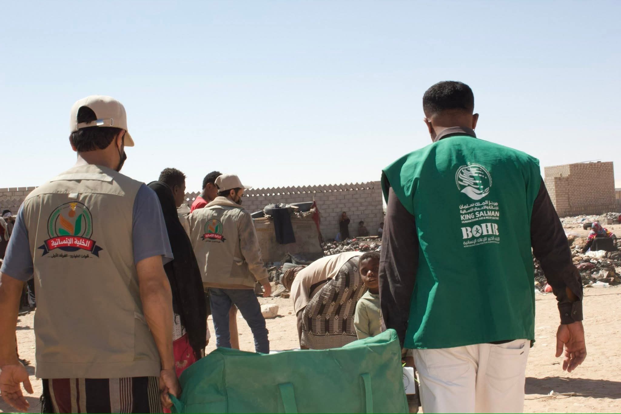 بدعم مركز الملك سلمان.. تدشين توزيع خيام ومساعدات عاجلة لمتضرري حريق العبر