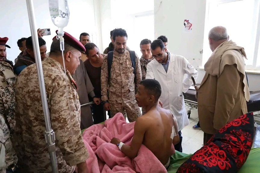قيادة المحور والسلطة المحلية تزور جرحى القوات الحكومية في تعز