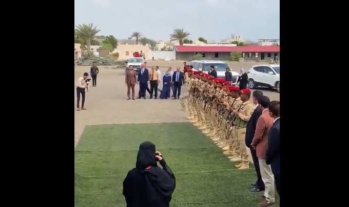 حرس شرف الانتقالي يستقبل رئيس جامعة بـ“أبهة” رسمية يثير السخرية في اليمن! - [فيديو]