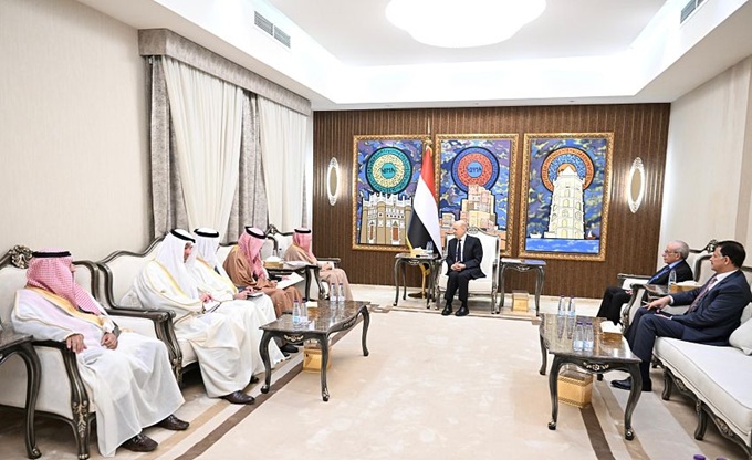 أمين عام مجلس التعاون الخليجي يلتقي الرئيس العليمي ويؤكد على موقف قوي بشأن اليمن ووحدته
