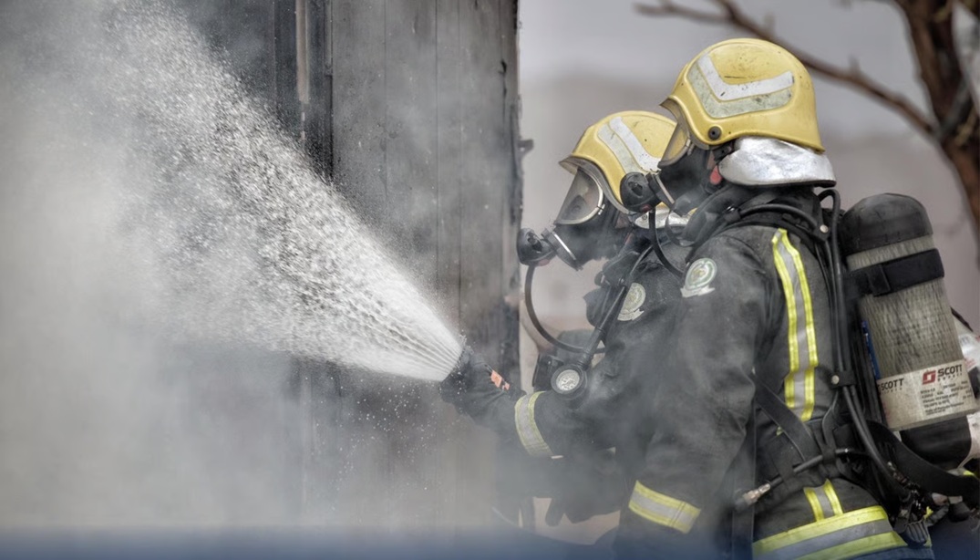 حريق يندلع في عدة محال تجارية جنوب السعودية... والدفاع المدني يتدخل