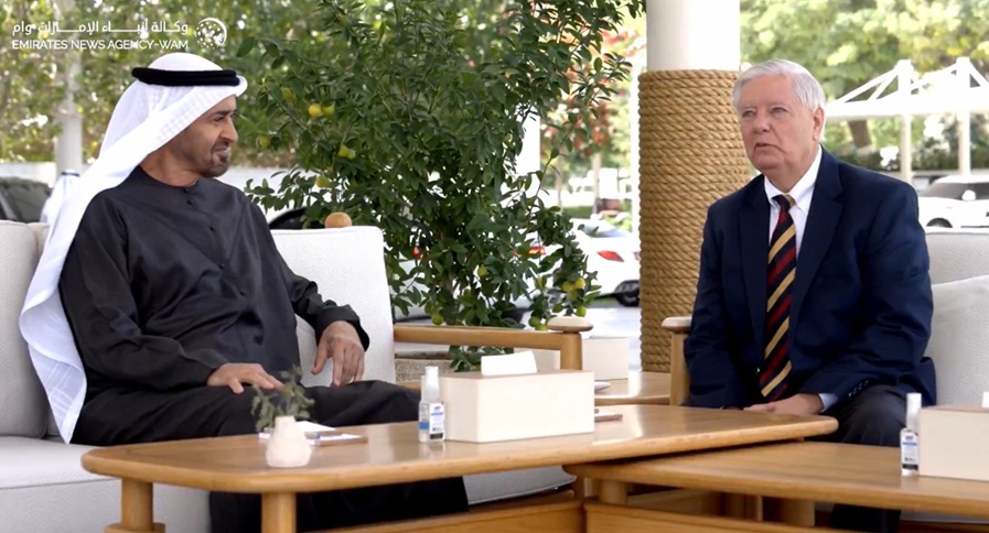بعد أنباء تعرضه لـ جلطة دماغية.. محمد بن زايد يظهر مع مسوؤل امريكي بارز - [فيديو]