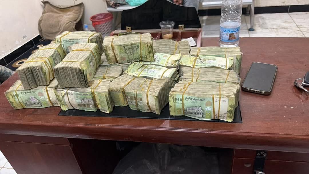 خطأ عائلي كاد يكلف ثروة.. أمن عدن يفك لغز اختفاء 12 مليون ريال ألقيت في ”القمامة“ بالخطأ