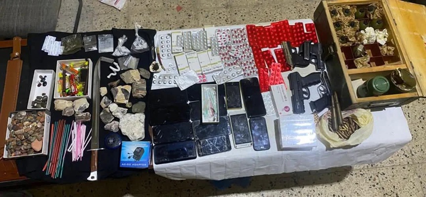 أمن حضرموت يطيح بمروج مخدرات ”شديد الخطورة“ وبحوزته ترسانة أسلحة وكميات من الشبو في المكلا