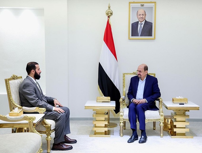 رئيس الوزراء يوجه بدعم السلطة المحلية في أبين لتطوير الخدمات وتأمين الخط الدولي