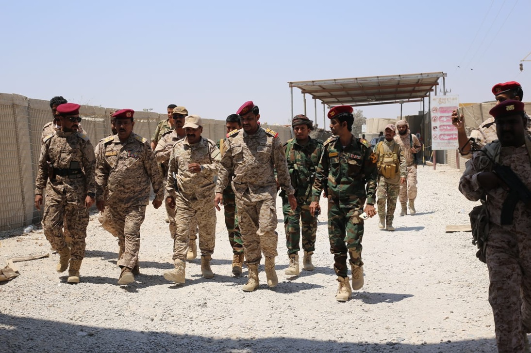 اليميني يتفقد جاهزية النقاط العسكرية الرئيسية على مداخل مدينة المكلا 