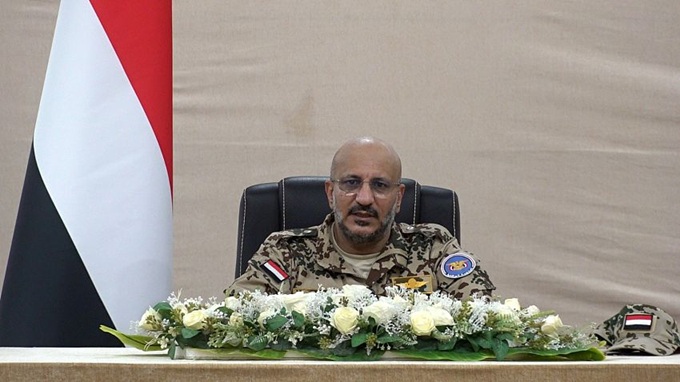 طارق صالح يعاود ارتداء البزة العسكرية ويوجه أقوى رسائل تحذير لـ الحوثيين ويحذّر من تصعيد إيراني - [فيديو]