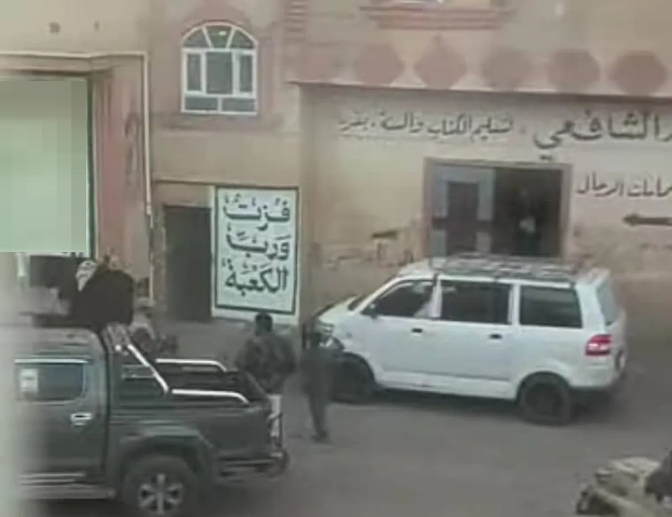الحوثيون يطردون طلاباً سلفيين من مركز ديني وسط اليمن - [فيديو]