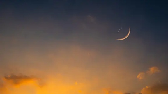 أول دولة تعلن غدًا الخميس أول يوم عيد الفطر