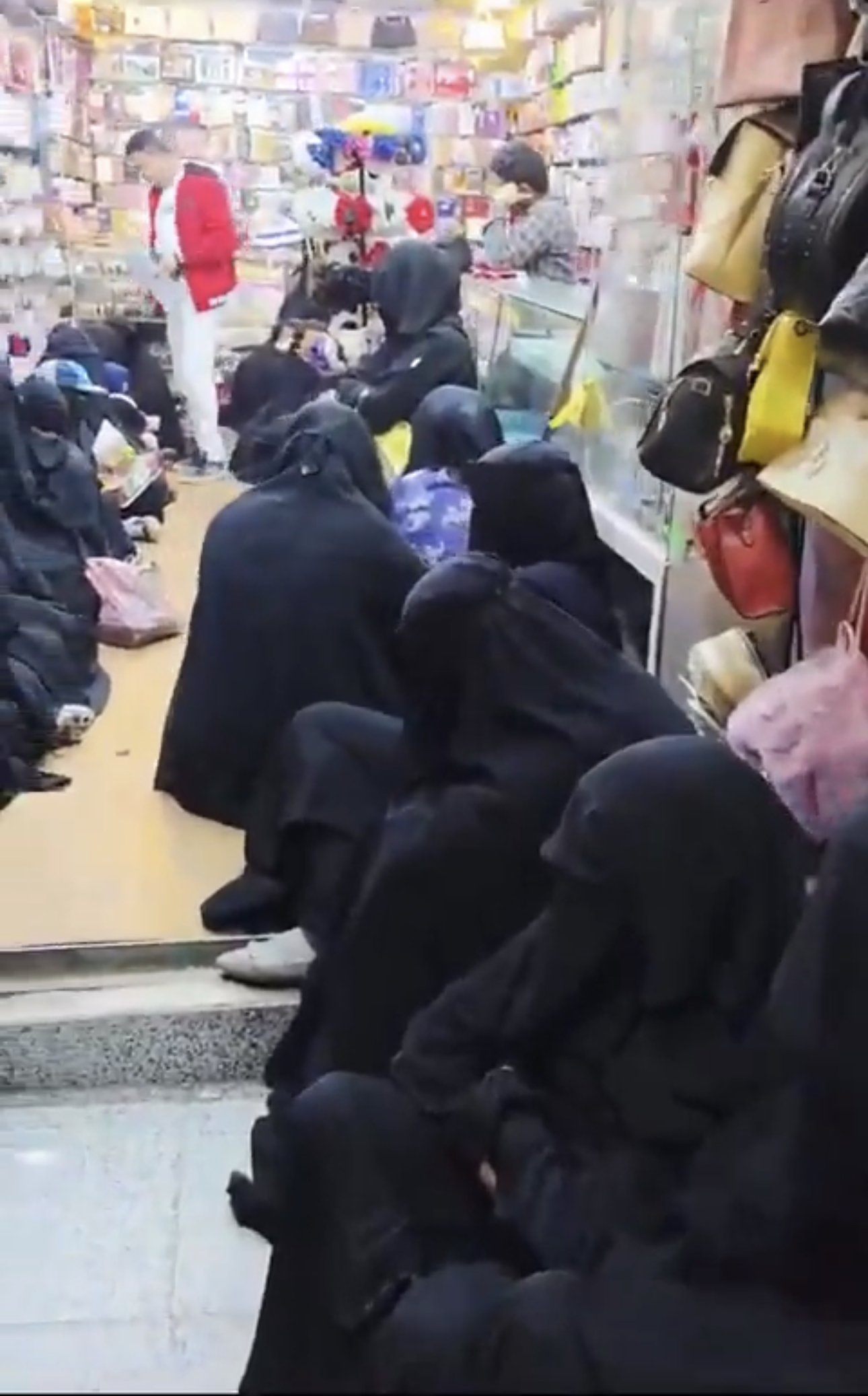 الحوثيون يحرمون آلاف الأسر من كشوفات الزكاة في إب رغم دعايات "وهمية"