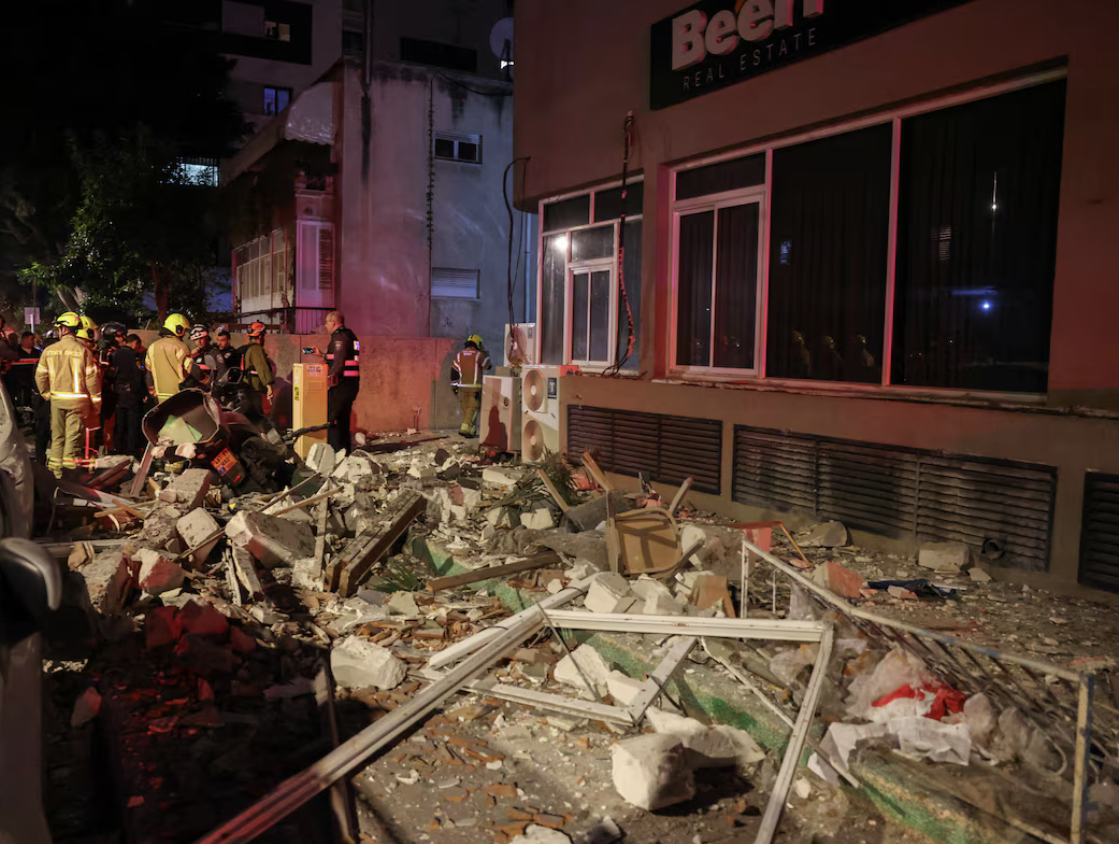 إيران تقصف تل أبيب برؤوس حربية عنقودية ردا على مقتل لاريجاني