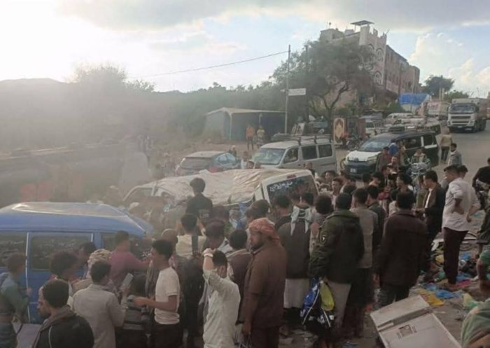 حادث سير في سوق نجد قسيم بتعز يوقع إصابات بين النساء والأطفال