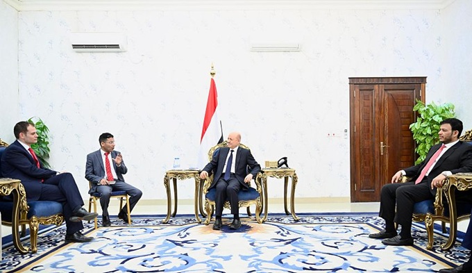 العليمي يؤكد التزام الحكومة بالسلام الشامل ويحذر من استمرار التهديد الحوثي كجزء من الاستراتيجية الإيرانية