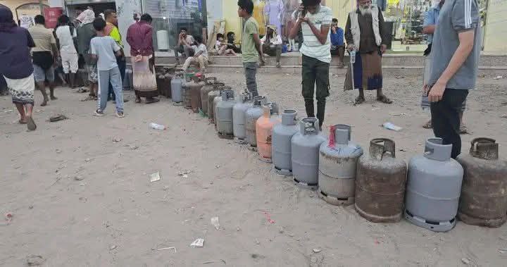 استمرار أزمة الغاز المنزلي في عدن يفاقم معاناة المواطنين وطوابير أمام المحطات