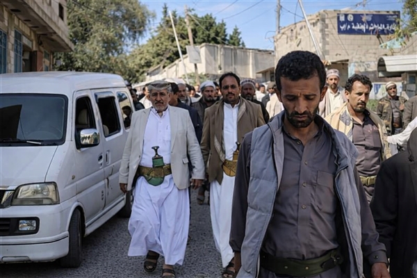 احتجاجات في إب تطالب بالقبض على عنصر حوثي متهم بقتل شاب