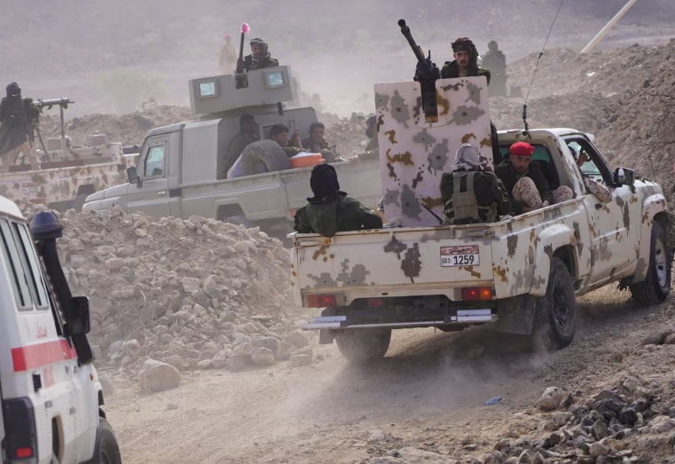 صحيفة بريطانية: قوات سعودية مدعومة تتجمع على الحدود اليمنية مع تصاعد ضغوط على الانتقالي للانسحاب