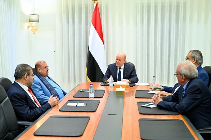 العليمي يشيد بموقف مجلس النواب الرافض للإجراءات الأحادية ويؤكد التزام الدولة بالتوافق الوطني