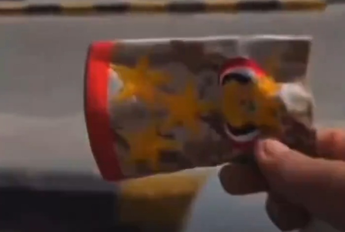 عناصر موالية لـ الزبيدي تعتدي على ضابط أمن وتنزع رتبه أمام قصر معاشيق في عدن