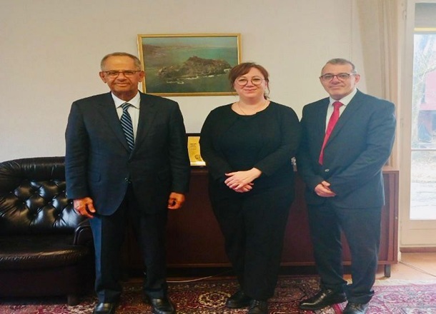 اليمن يبحث الآليات العملية لإعادة تسليم قطعه الأثرية في سويسرا