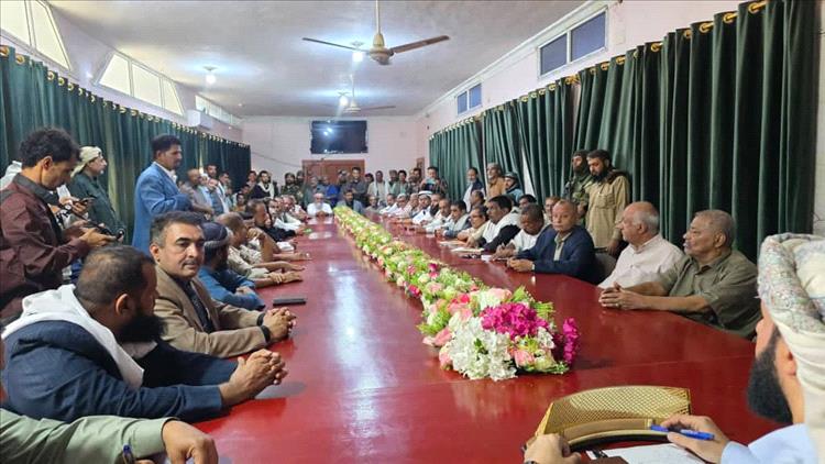 الرباش يطلق مرحلة جديدة في أبين بشعار ”هيبة تُصان وتنمية تُبنى“ وخطة عاجلة لـ100 يوم