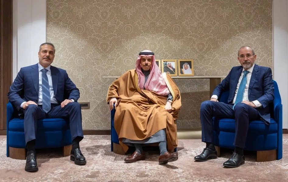 وزير خارجية السعودية يبحث مع نظيريه الأردني والتركي مستجدات الأوضاع الراهنة