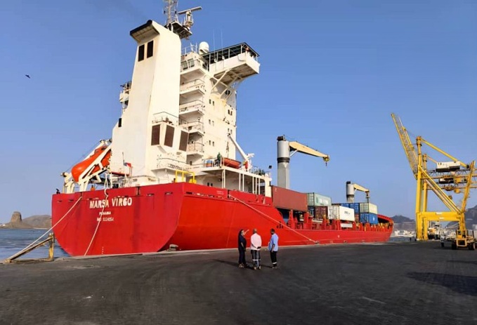 رسو سفينة محملة بحاوريات مخصصة لواردات السوق المحلي ترسو في محطة المعلا للحاويات بعدن