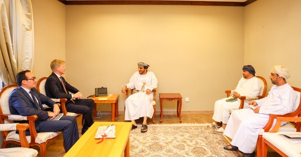 المبعوث الاممي يختتم زيارة إلى مسقط ويؤكد أهمية التنسيق الإقليمي والدولي لتمهيد الطريق نحو تسوية سياسية في اليمن