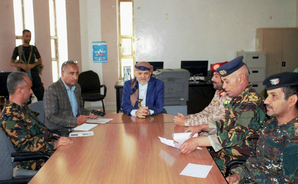 محافظ تعز يترأس اجتماعاً أمنياً في التربة لمراجعة نتائج الحملة المشتركة مع لحج وتعزيز التنسيق بين المحافظات