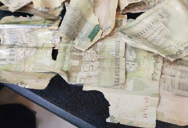 رائحتها كريهة.. تداول واسع لأوراق نقدية تالفة في مناطق الحوثيين 