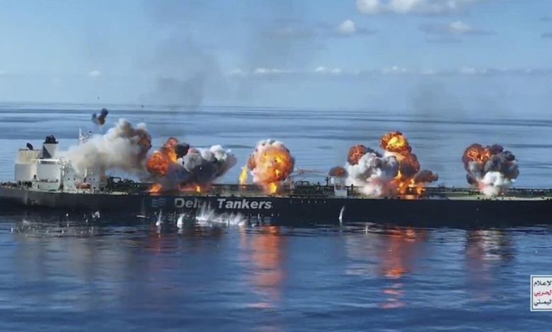 الحوثيون ينصبون صواريخا في جبال غرب اليمن لاستهداف الملاحة في البحر الأحمر