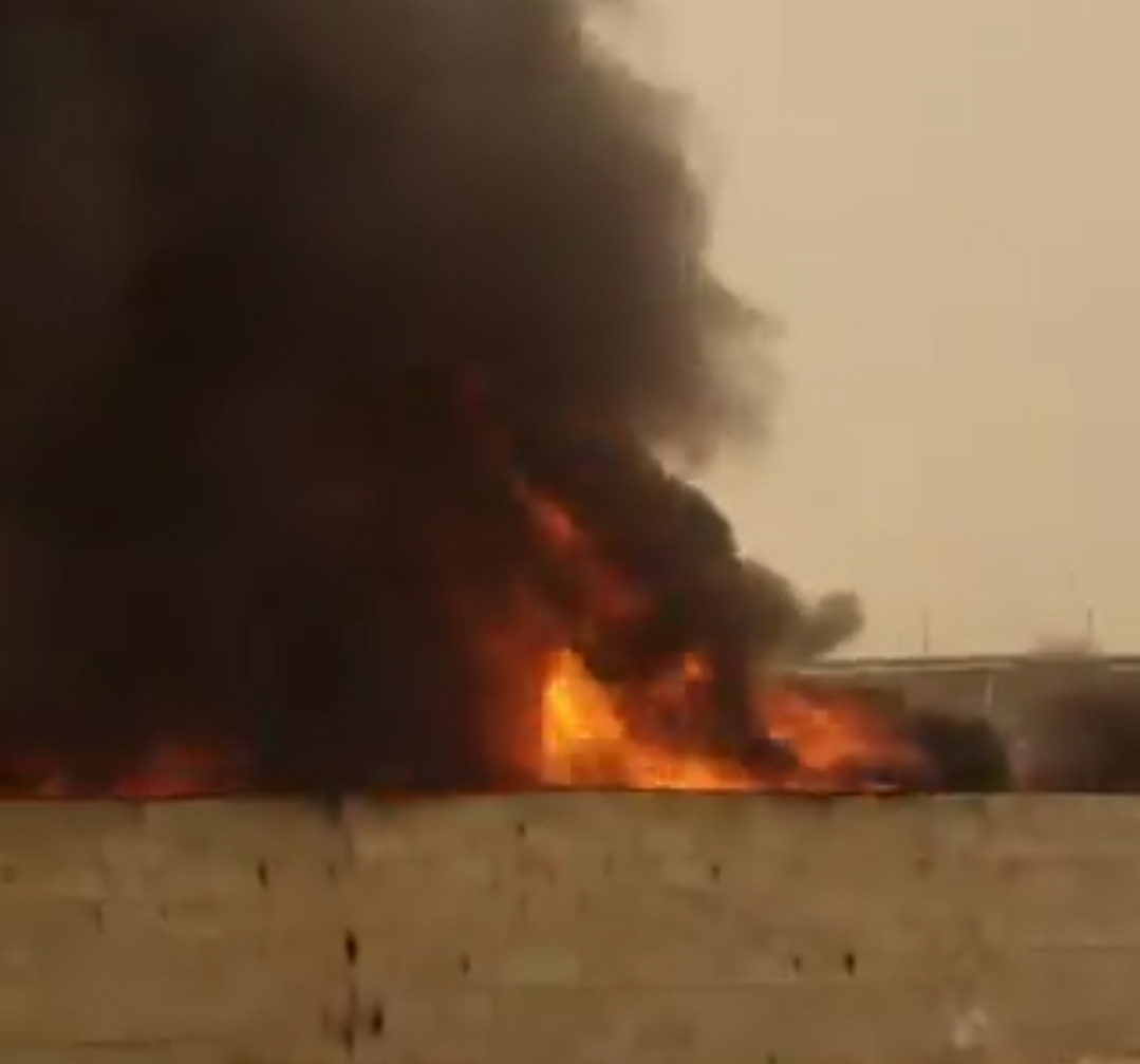 شبوة..حريقان يلتهمان بسطات تجارية دون معرفة الأسباب - [فيديو]