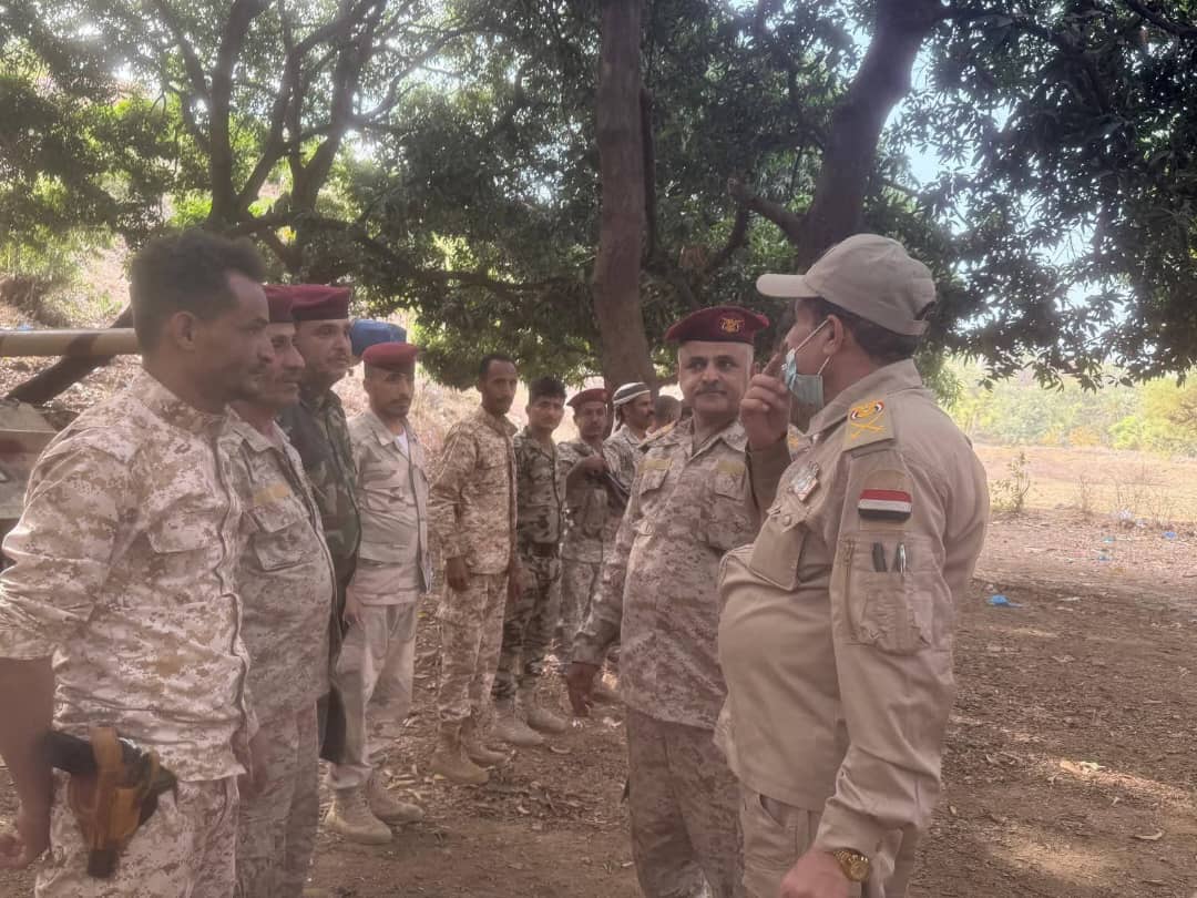 رئيس أركان محور تعز يزور المقاتلين في قطاع لواء النصر ويؤكد على الاستعداد الدائم لأي طارئ