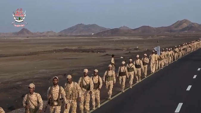 قوات العمالقة الجنوبية تنفذ مسيرًا عسكريًا لتعزيز جاهزية منتسبيها القتالية - [فيديو]