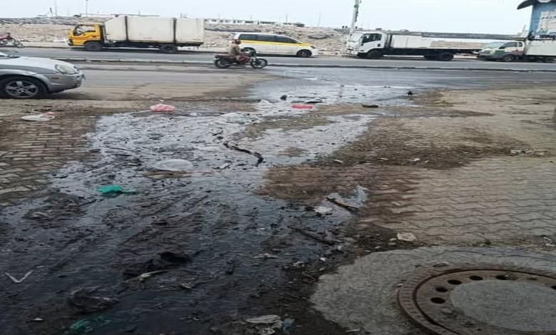 طفح مياه الصرف الصحي يغرق شوارع الحديدة وسط تحذيرات من كارثة صحية