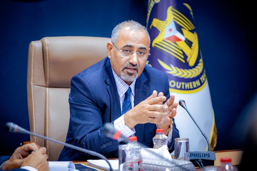 الزبيدي يوجه بإعادة تأهيل أكثر من 10 آلاف جندي لتمكينهم من إدارة شؤون المهرة