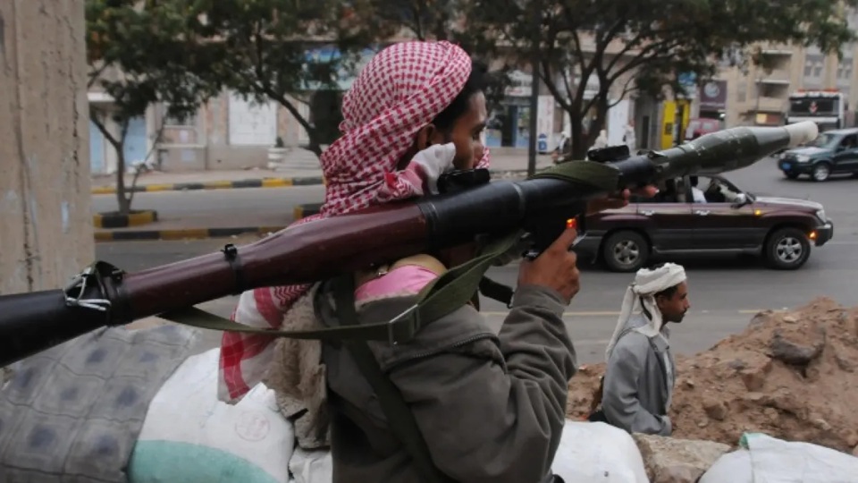 شيخ موالي للحوثيين يعترف: العدالة المتأخرة سبب في تفشي جرائم القتل بمناطقنا