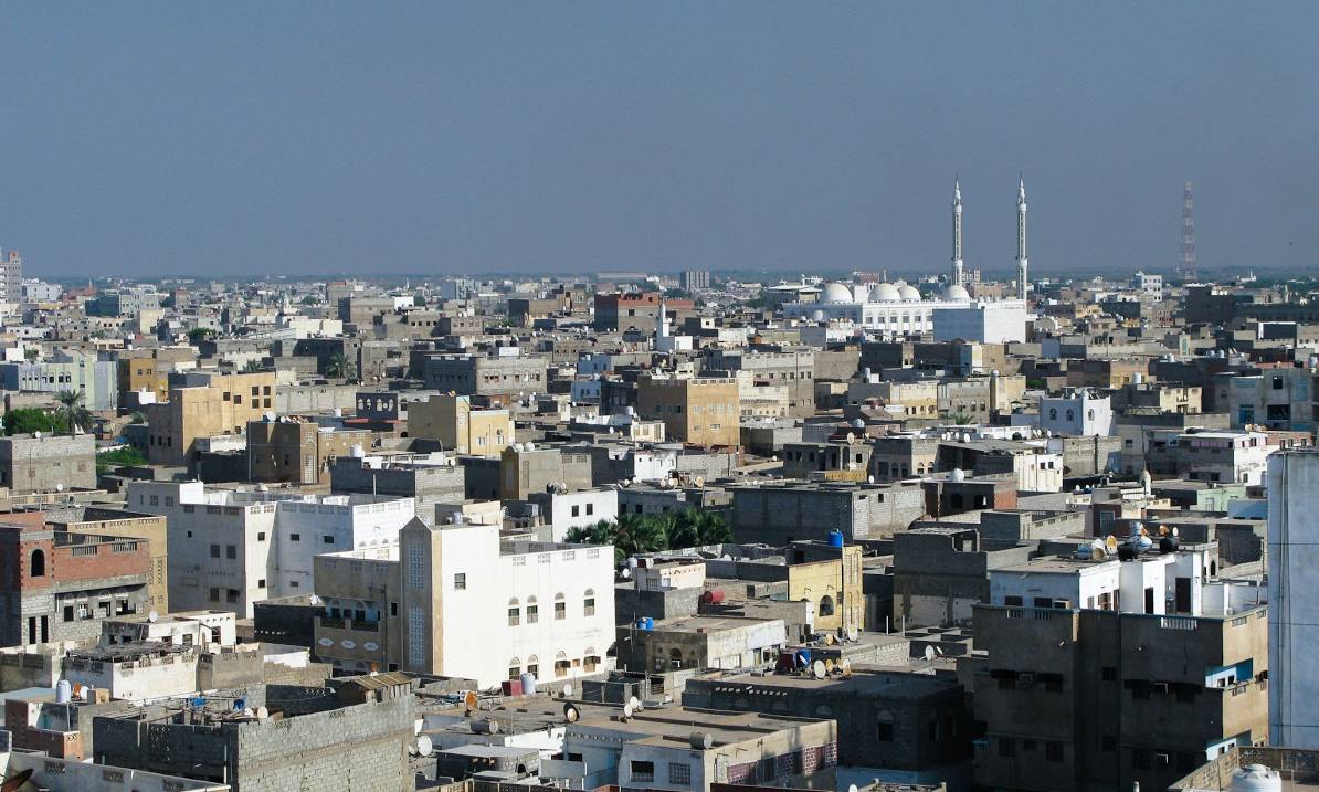 مصرع ثلاثة أشخاص جراء انقلاب قاطرة على دراجة نارية في الحديدة