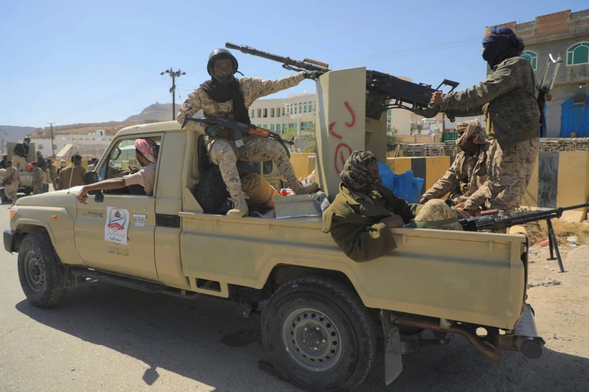 رسميًا.. «درع الوطن» تتسلم النقاط الأمنية الرئيسية في عدن بدلا عن قوات الحزام الأمني