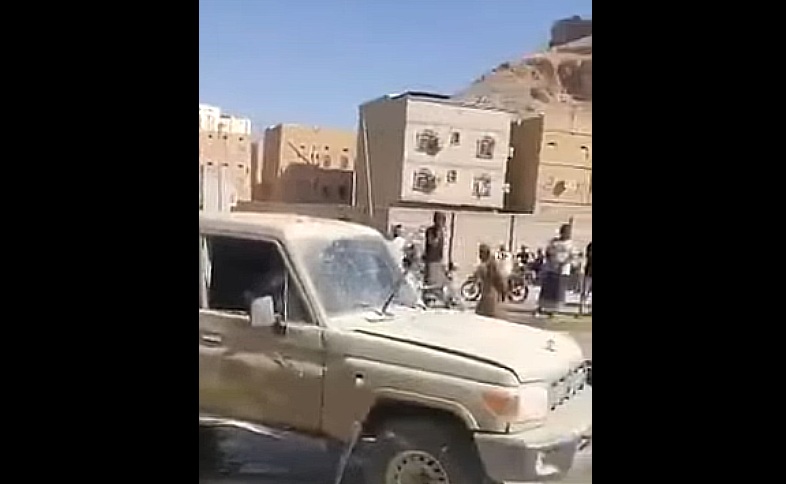 انفجار عنيف يهز مدينة سيئون إثر استهداف مركبة عسكرية بعبوة ناسفة - [فيديو]